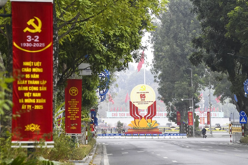 Hà Nội rực rỡ cờ hoa chào mừng 95 năm Ngày thành lập Đảng Cộng sản Việt Nam- Ảnh 2.