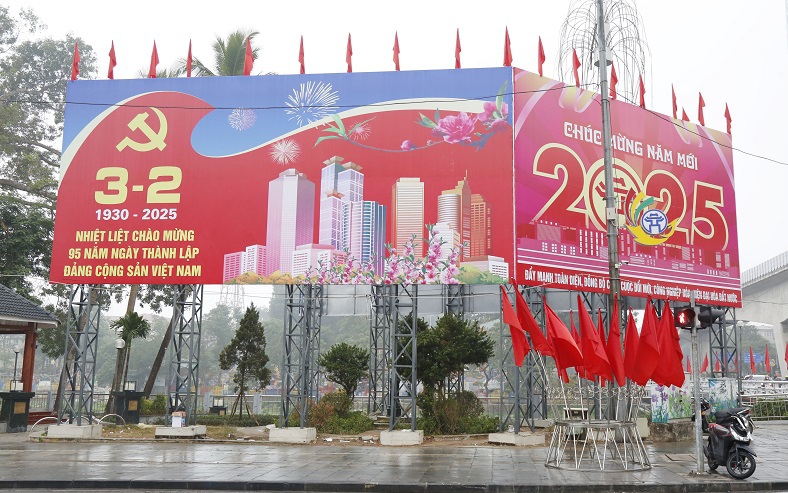 Vietnam marks 95th anniversary of establishment of Communist Party- Ảnh 1. Cụm pano tuyên truyền tấm lớn tại khu vực cầu Trắng Hà Đông