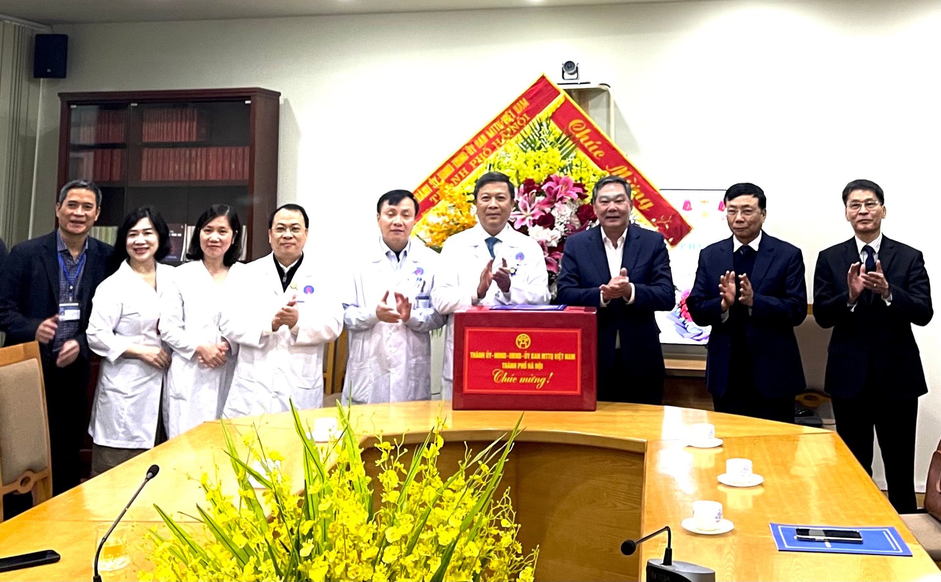 Phó Chủ tịch Thường trực UBND Thành phố Lê Hồng Sơn thăm, chúc mừng các cơ sở y tế nhân Ngày Thầy thuốc Việt Nam- Ảnh 4.