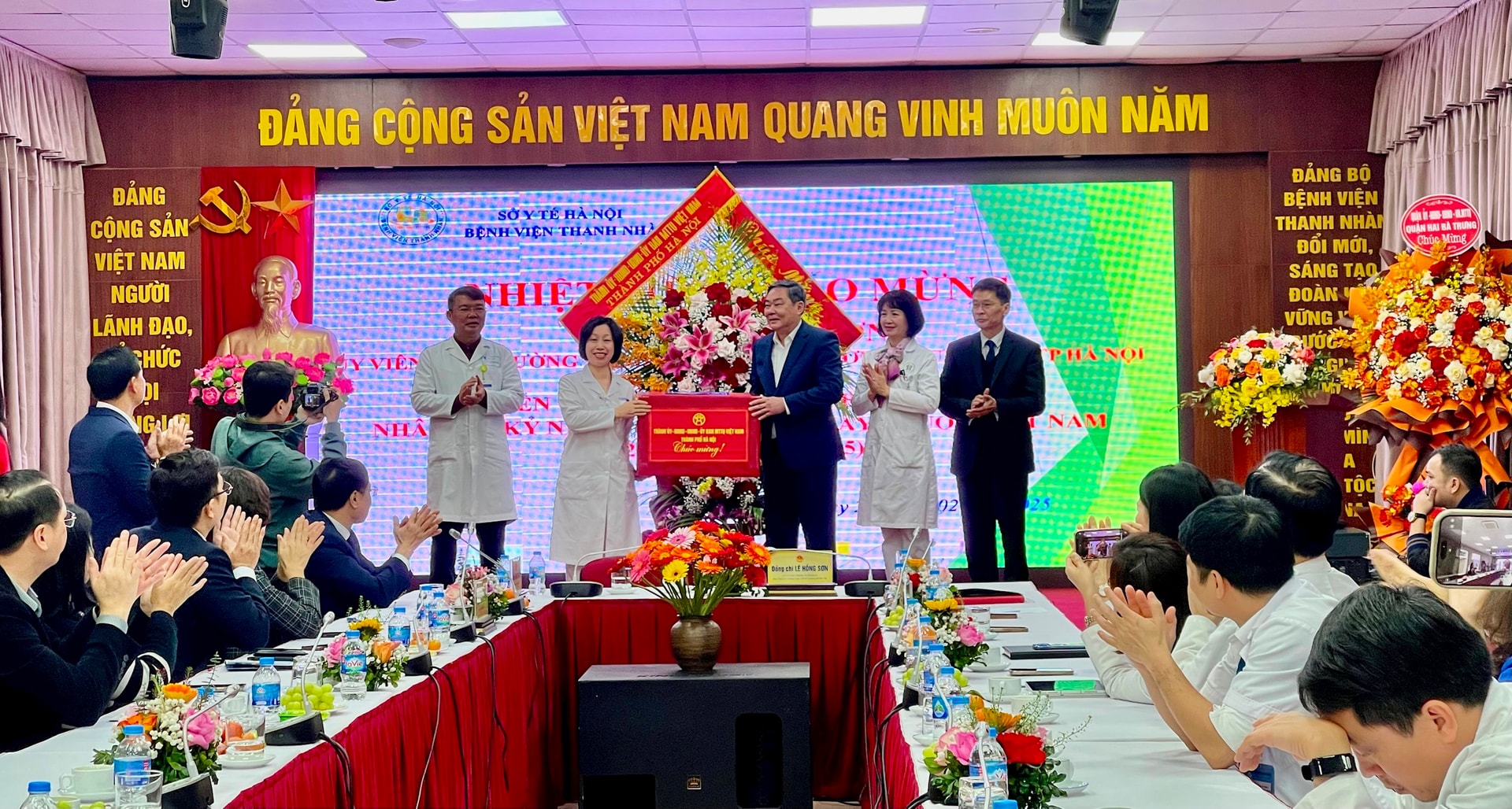 Phó Chủ tịch Thường trực UBND Thành phố Lê Hồng Sơn thăm, chúc mừng các cơ sở y tế nhân Ngày Thầy thuốc Việt Nam- Ảnh 3.