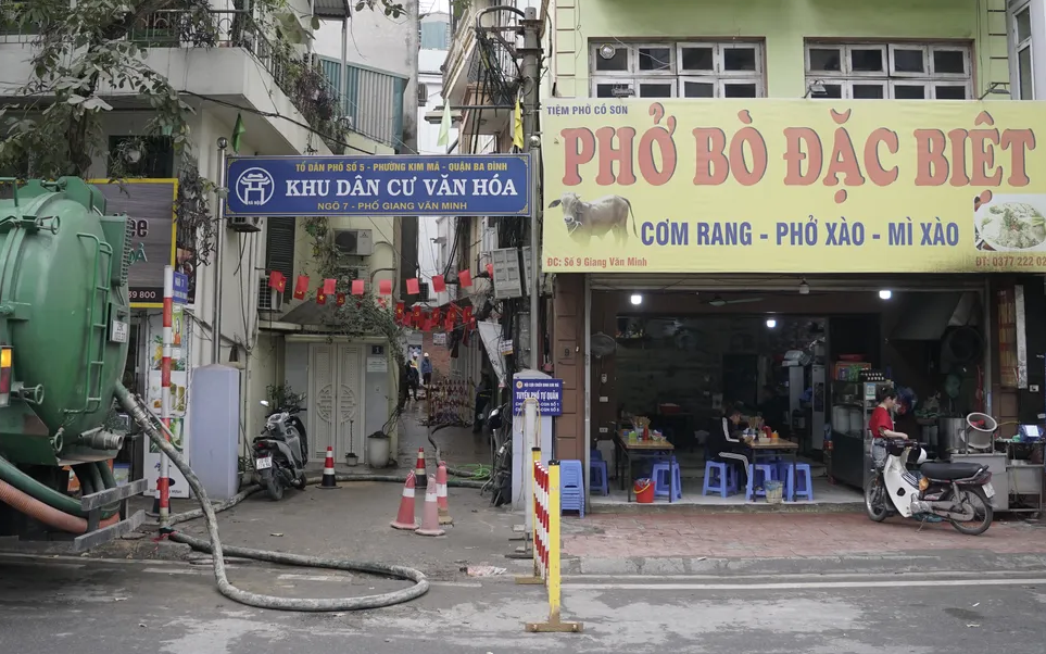 Sự cố phụ gia đào hầm metro phun lên mặt đất tại ngõ 7 phố Giang Văn Minh