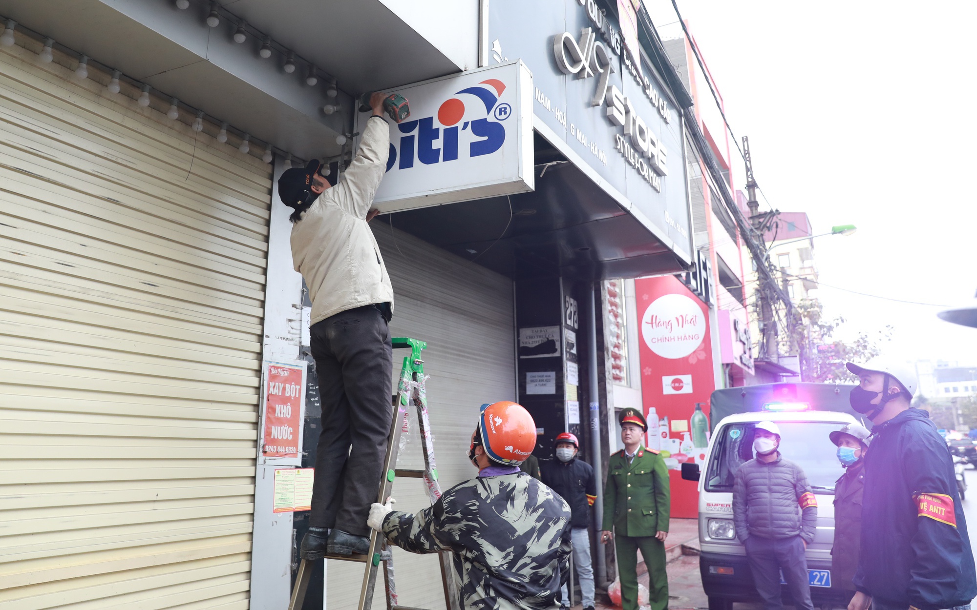 Lực lượng chức năng tháo dỡ biển quảng cáo vi phạm tại tuyến đường Lĩnh Nam