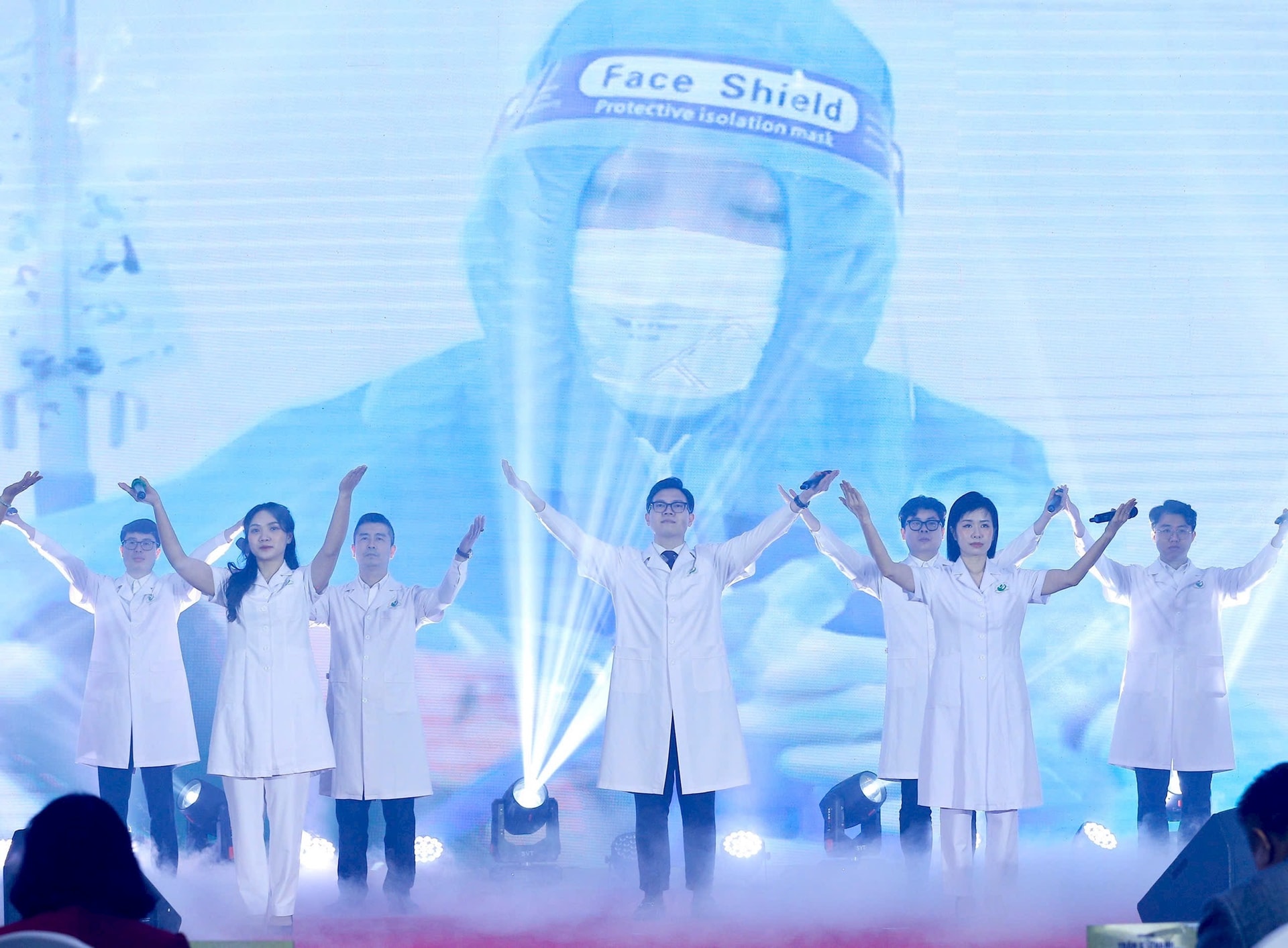 Hà Nội trang trọng tổ chức Lễ kỷ niệm 70 năm Ngày Thầy thuốc Việt Nam- Ảnh 4.