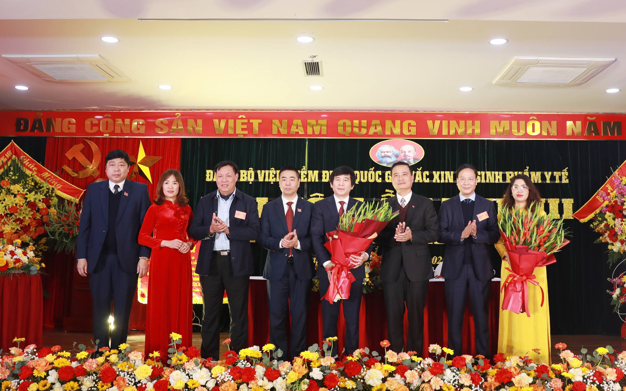 Các đồng chí lãnh đạo tặng hoa chúc mừng Ban Chấp hành khóa mới