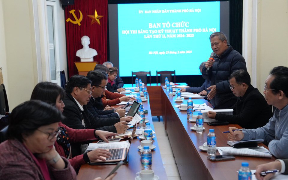 Ông Lê Xuân Rao, Chủ tịch Liên hiệp các Hội Khoa học và kỹ thuật Hà Nội, Phó Trưởng ban Thường trực Ban tổ chức Hội thi thông tin tại cuộc họp