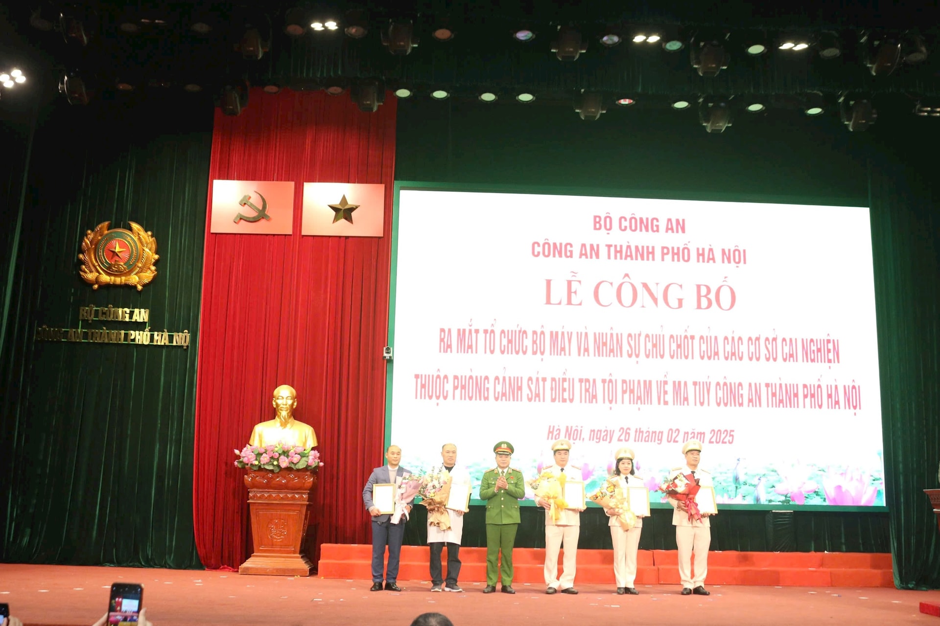 Hà Nội chuyển giao công tác cai nghiện ma túy về Công an Thành phố- Ảnh 2.