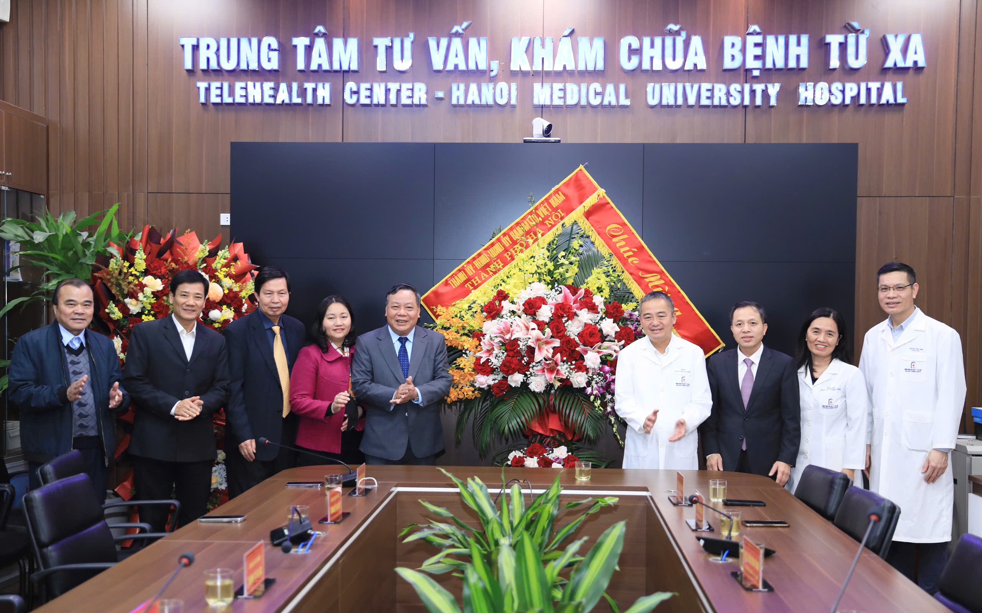 Phó Bí thư Thường trực Thành ủy Nguyễn Văn Phong tặng hoa chúc mừng Bệnh viện Đại học Y Hà Nội 