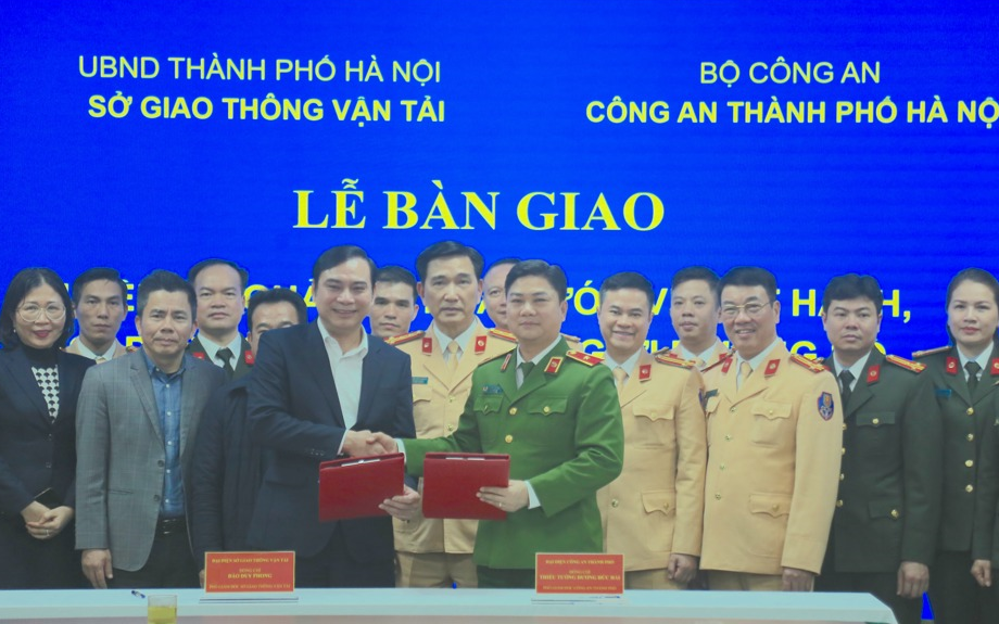 Sở Giao thông vận tải Hà Nội bàn giao nhiệm vụ công tác sát hạch, cấp giấy phép lái xe cho Công an thành phố Hà Nội.