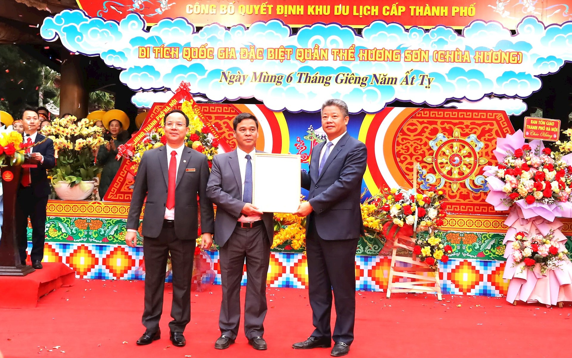 Phó Chủ tịch UBND thành phố Hà Nội Nguyễn Mạnh Quyền trao quyết định của UBND Thành phố công nhận Di tích quốc gia đặc biệt quần thể Hương Sơn là khu du lịch cấp Thành phố cho lãnh đạo huyện Mỹ Đức