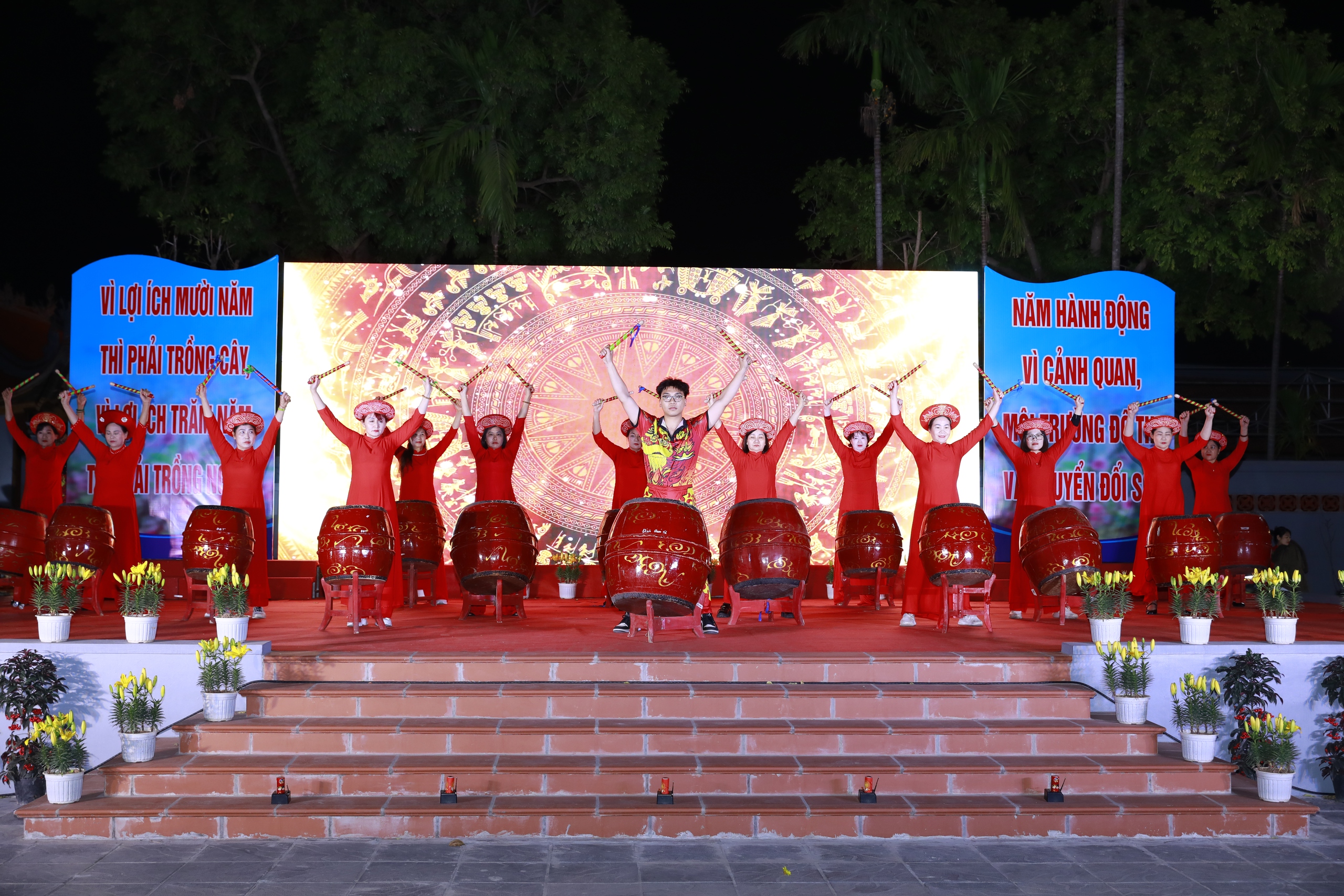 Đặc sắc chương trình nghệ thuật kỷ niệm 95 năm Ngày thành lập Đảng tại quận Long Biên- Ảnh 4.