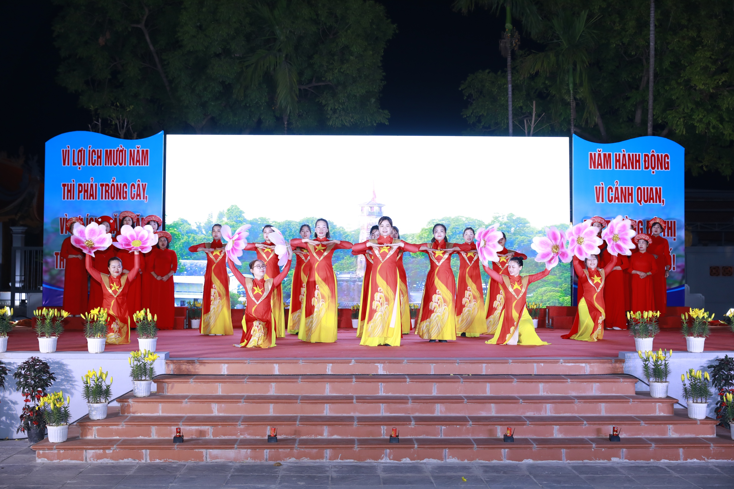 Đặc sắc chương trình nghệ thuật kỷ niệm 95 năm Ngày thành lập Đảng tại quận Long Biên- Ảnh 3.