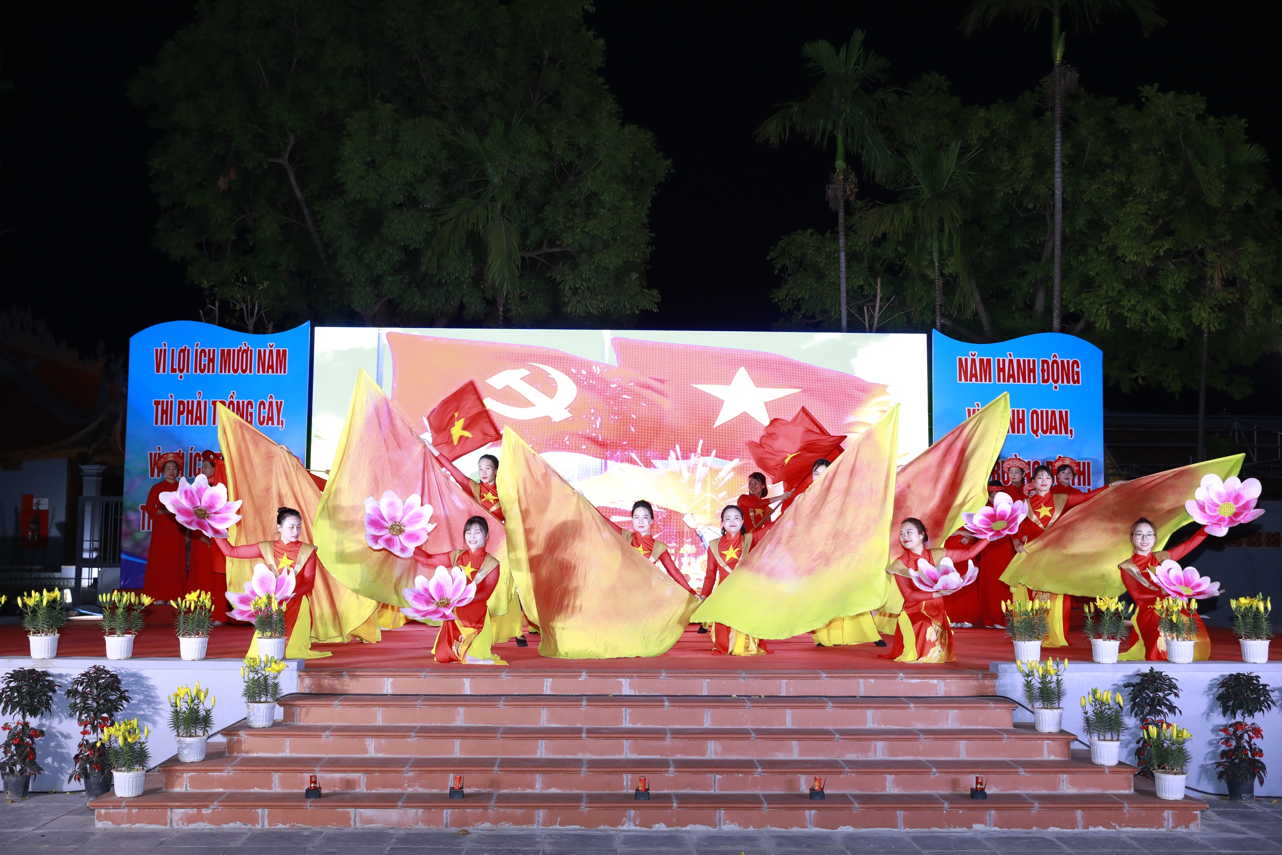Đặc sắc chương trình nghệ thuật kỷ niệm 95 năm Ngày thành lập Đảng tại quận Long Biên- Ảnh 1.