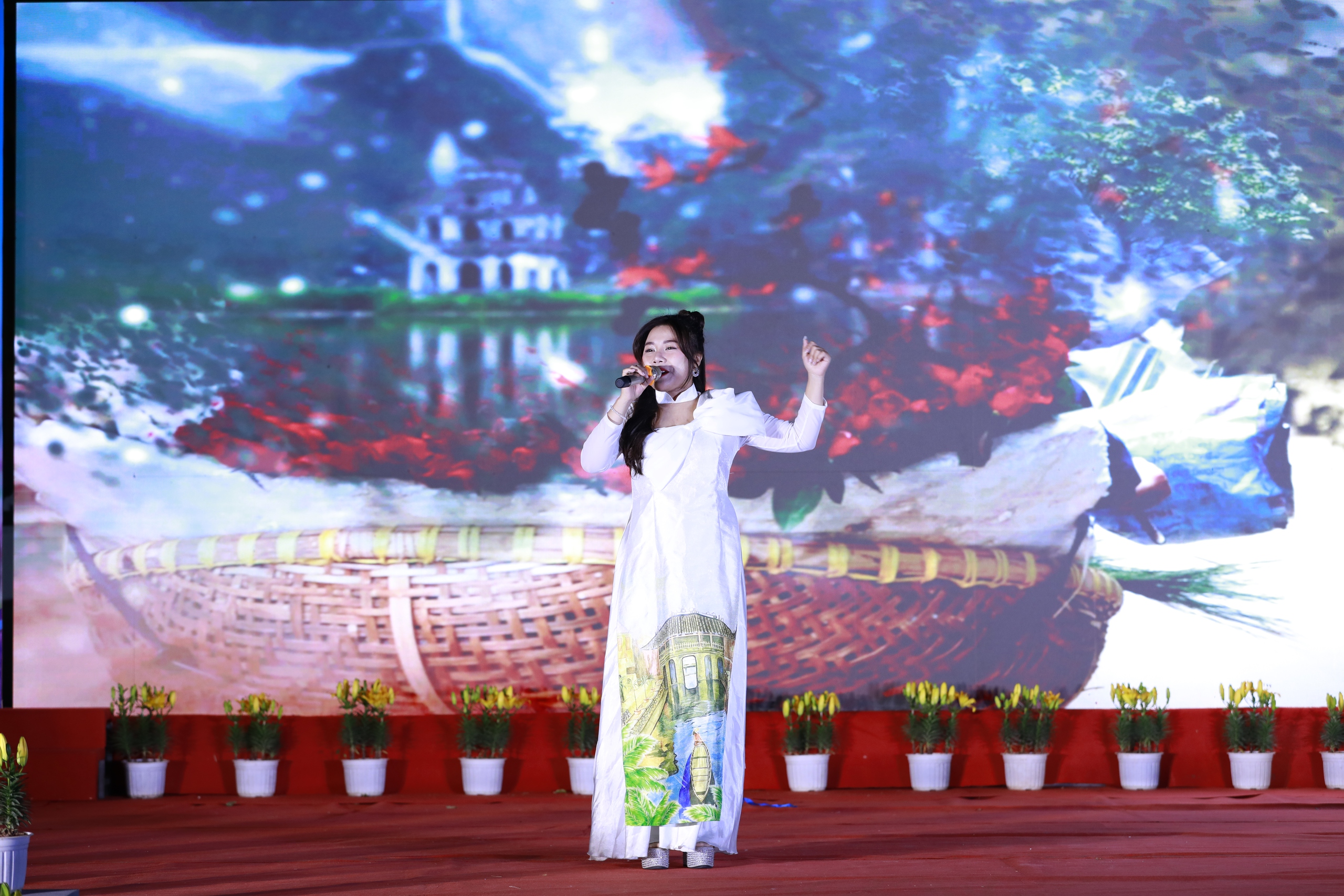 Đặc sắc chương trình nghệ thuật kỷ niệm 95 năm Ngày thành lập Đảng tại quận Long Biên- Ảnh 5.