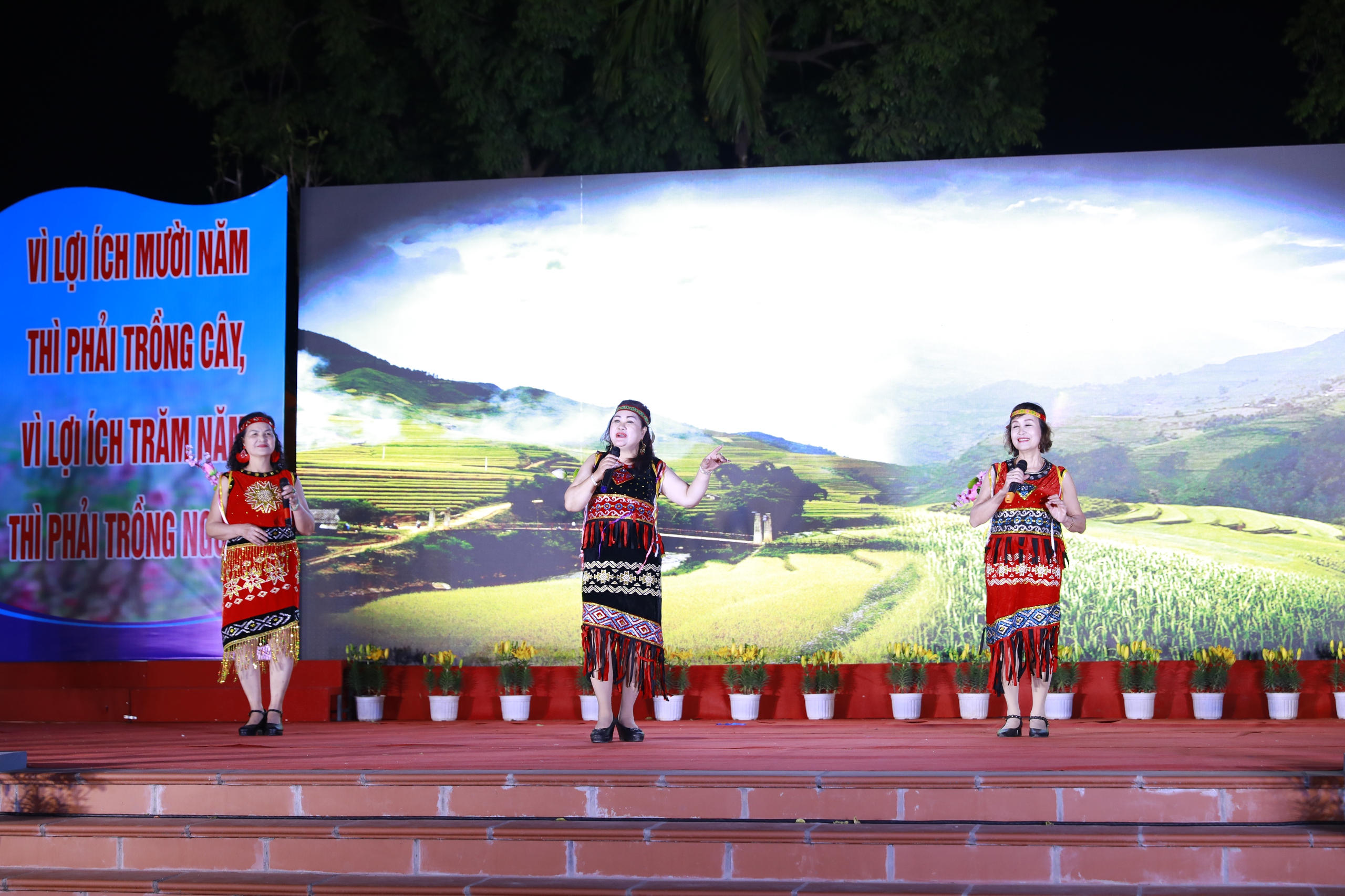 Đặc sắc chương trình nghệ thuật kỷ niệm 95 năm Ngày thành lập Đảng tại quận Long Biên- Ảnh 16.