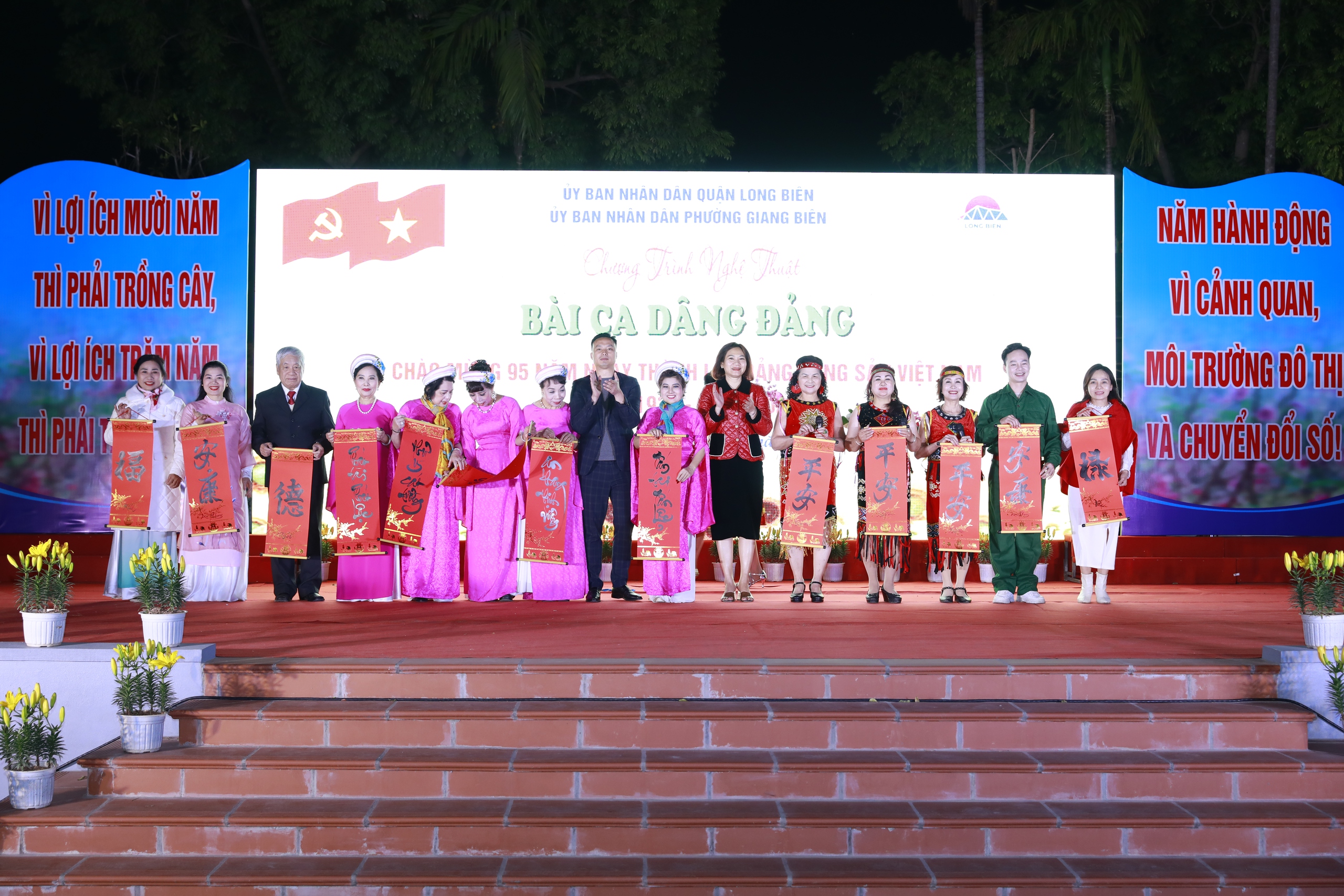 Đặc sắc chương trình nghệ thuật kỷ niệm 95 năm Ngày thành lập Đảng tại quận Long Biên- Ảnh 17.