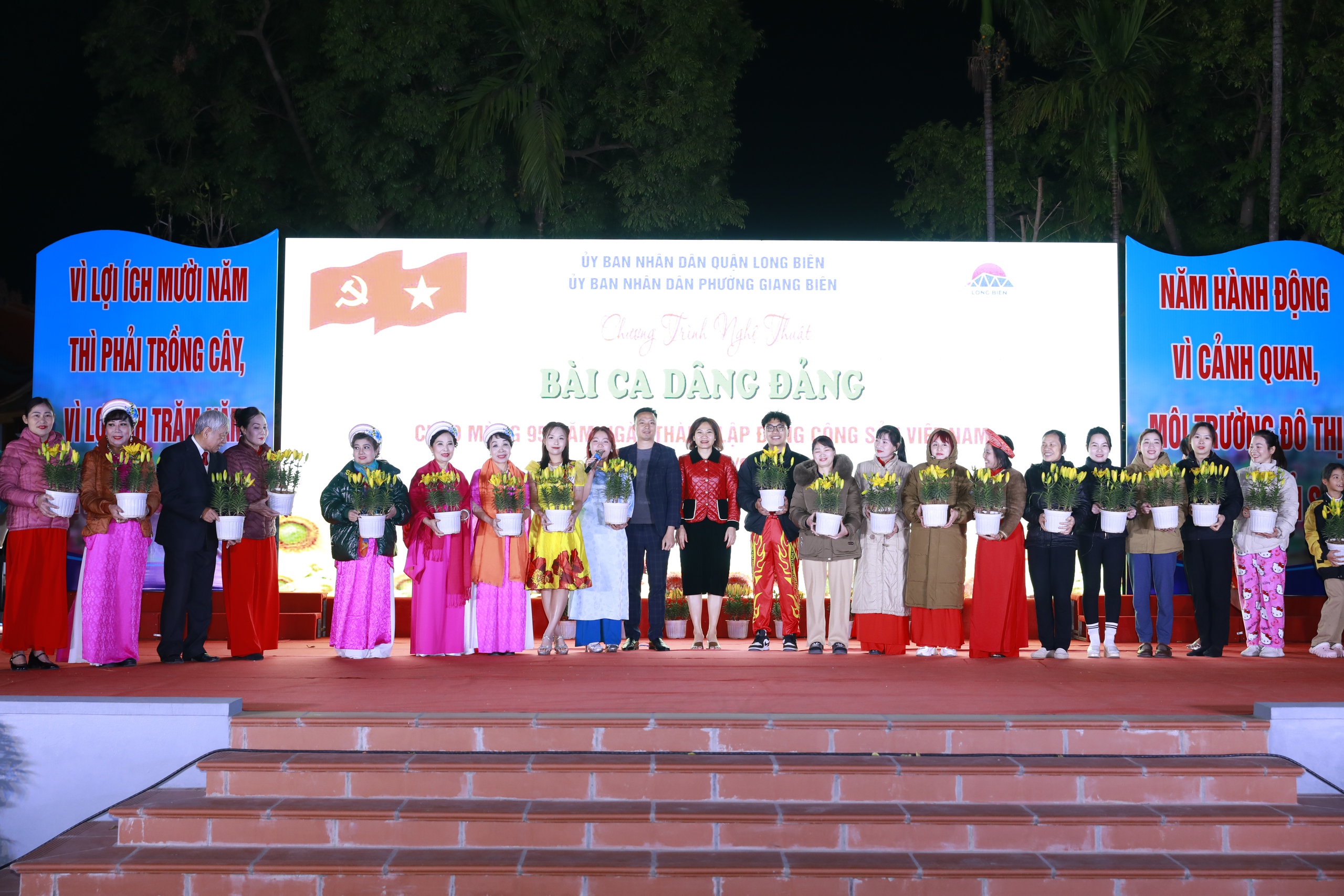 Đặc sắc chương trình nghệ thuật kỷ niệm 95 năm Ngày thành lập Đảng tại quận Long Biên- Ảnh 18.