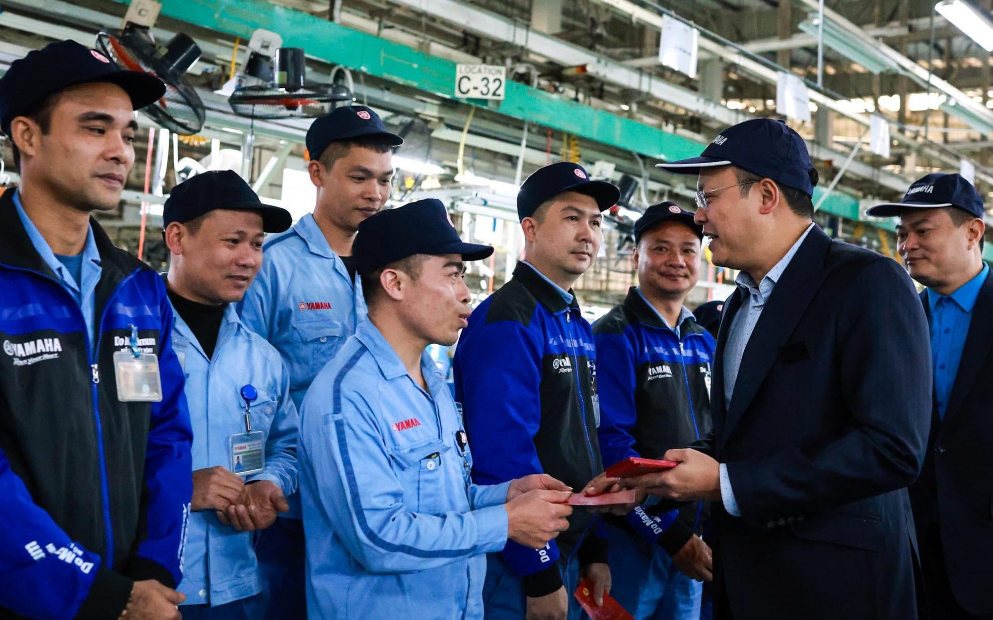 Chủ tịch Liên đoàn Lao động Thành phố Phạm Quang Thanh mừng tuổi cho công nhân lao động trong ngày đầu tiên đi làm sau kỳ nghỉ Tết nguyên đán