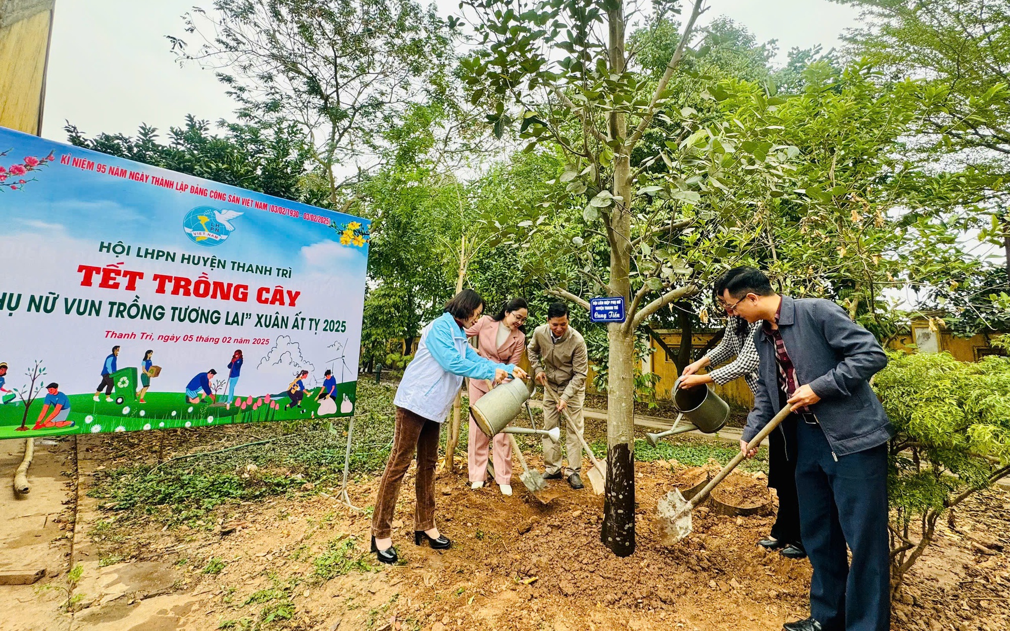 Các đại biểu trồng cây tại khu Di tích Đình thờ Đô hồ Đại vương Phạm Tu