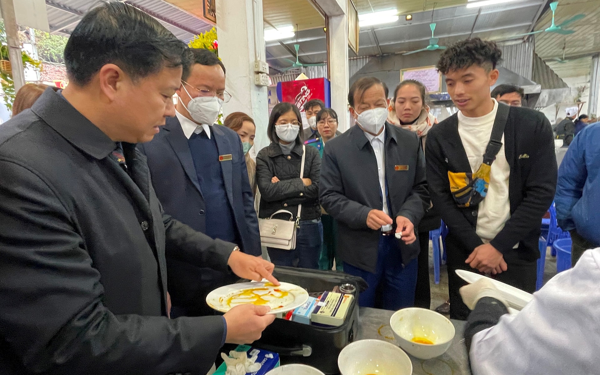 Ông Đặng Thanh Phong, Chi cục trưởng Chi cục An toàn vệ sinh thực phẩm Hà Nội trực tiếp kiểm tra tại nhà hàng Quyết Thắng số 1 Thiên Trù