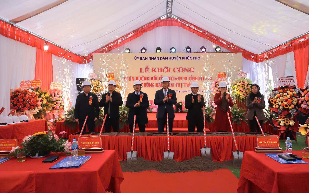 Các đại biểu thực hiện nghi thức khởi công Dự án đường nối tỉnh lộ 419 đi tỉnh lộ 418 (đường Vành đai thị trấn)