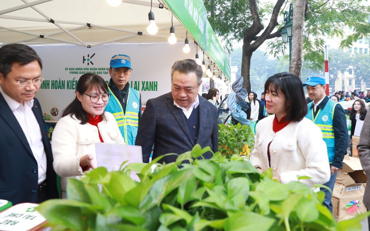 Trong ảnh, lãnh đạo thành phố Hà Nội thăm quan gian hàng tại Lễ phát động phong trào thi đua "Sáng - Xanh - Sạch - Đẹp" trên toàn địa bàn Thủ đô năm 2024