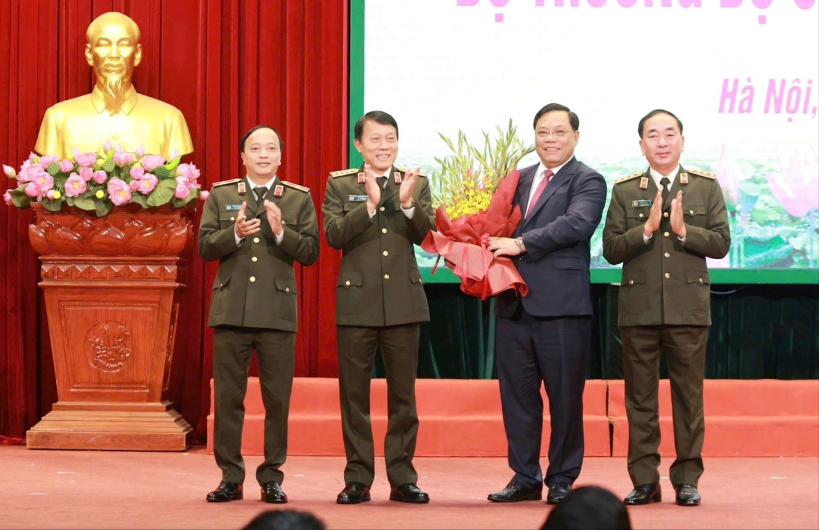 Thiếu tướng Nguyễn Thanh Tùng nhận nhiệm vụ điều hành Công an thành phố Hà Nội- Ảnh 1.