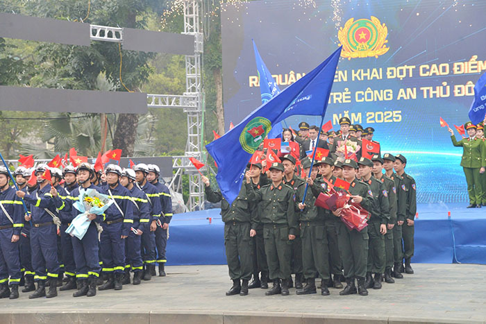 Tuyên dương 10 Gương mặt trẻ Công an Thủ đô xuất sắc tiêu biểu năm 2024- Ảnh 4.