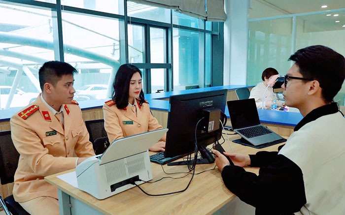 Người dân tới làm thủ tục cấp, đổi giấy phép lái xe tại Trung tâm Phục vụ hành chính công Thành phố