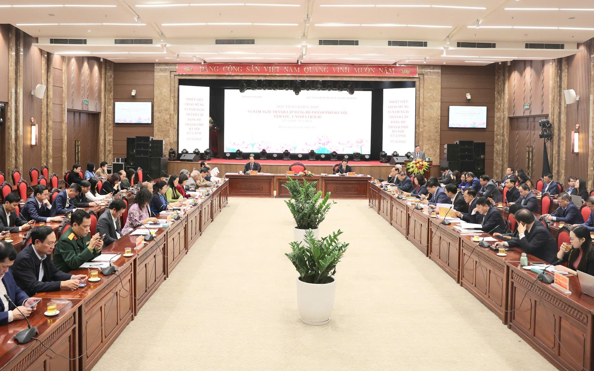 Quang cảnh hội thảo khoa học "95 năm ngày thành lập Đảng bộ Thành phố Hà Nội - Tầm vóc, ý nghĩa lịch sử (17/3/1930-17/3/2025).