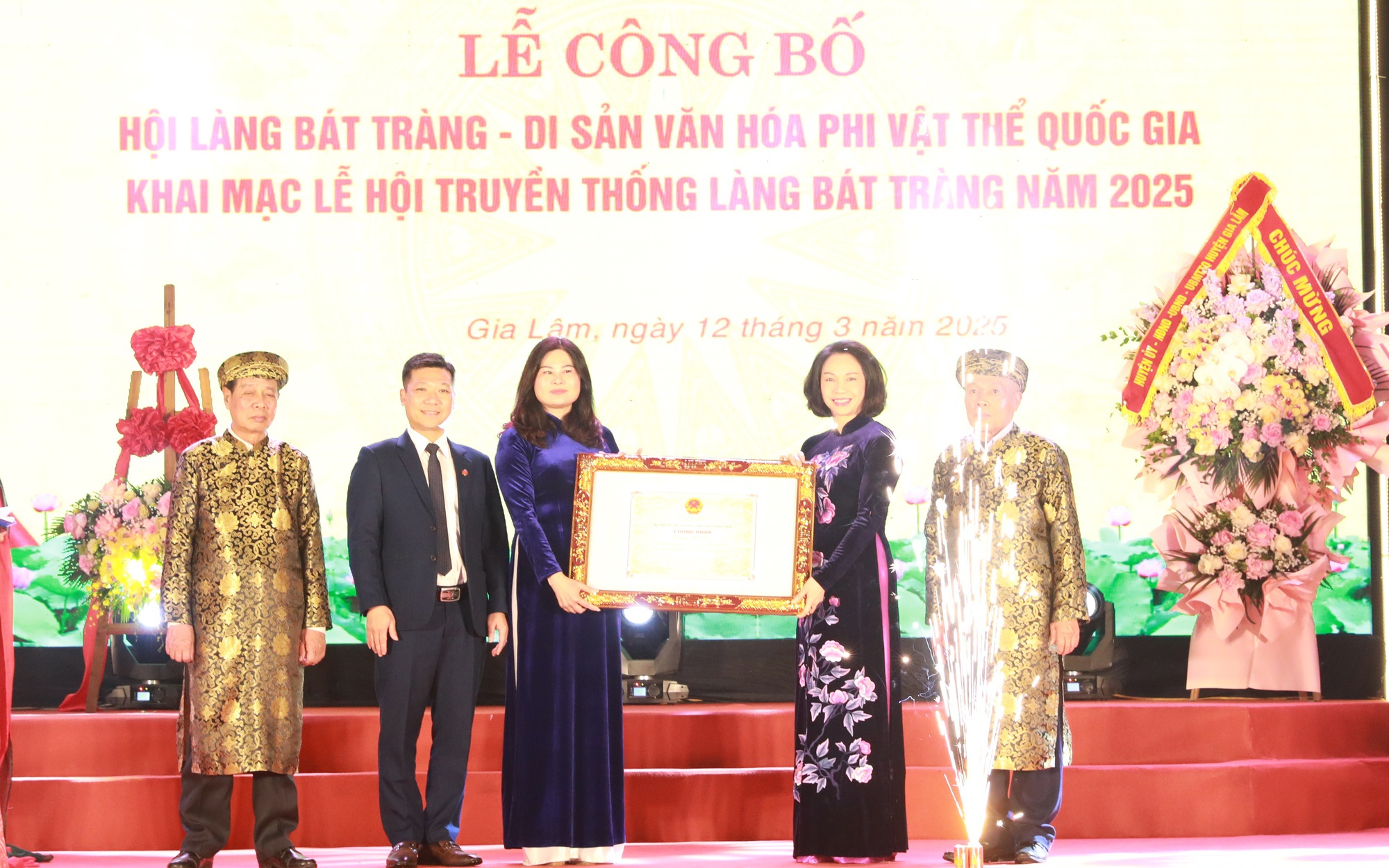 Phó Chủ tịch UBND Thành phố Vũ Thu Hà trao Giấy chứng nhận Lễ hội làng Bát Tràng là Di sản Văn hóa phi vật thể Quốc gia