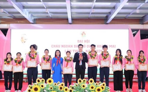 Phó Bí thư Thành đoàn, Chủ tịch Hội đồng Đội Thành phố Đào Đức Việt trao khen thưởng các Cháu ngoan Bác Hồ