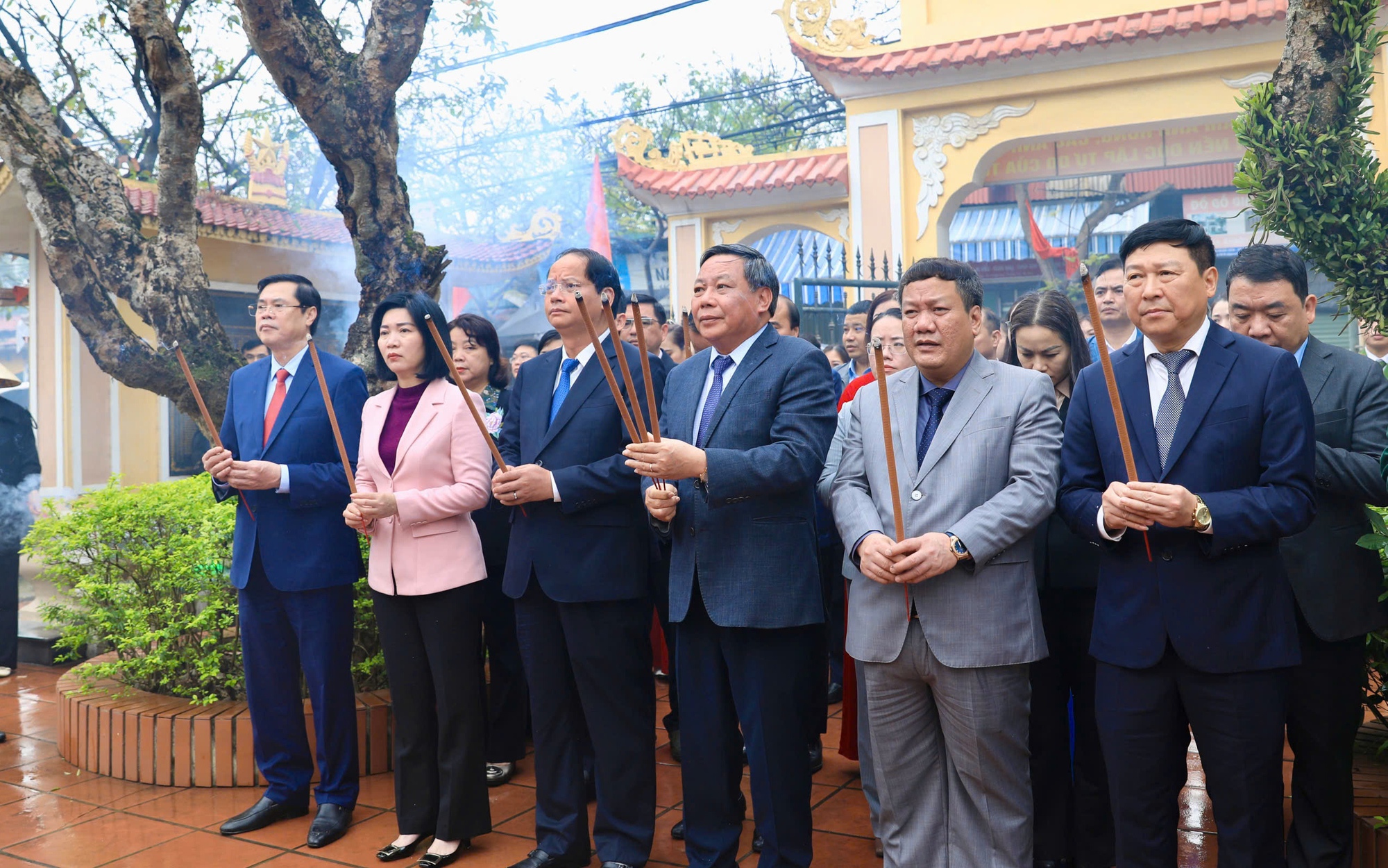 Các đồng chí lãnh đạo thành phố Hà Nội dâng hương tưởng niệm các anh hùng liệt sĩ tại Nghĩa trang Liệt sĩ xã Tả Thanh Oai, huyện Thanh Trì