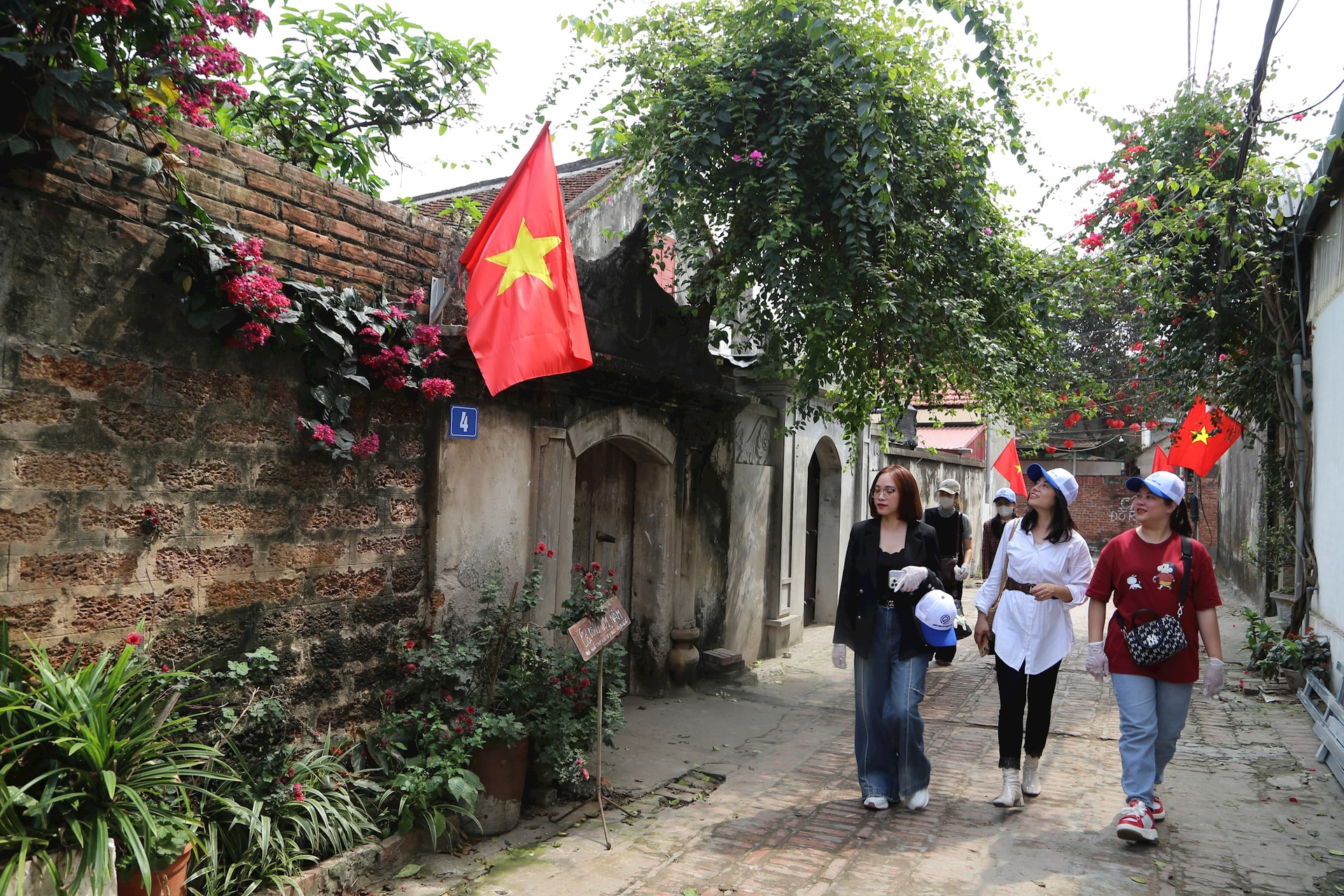 Hà Nội: Phát động bảo vệ môi trường du lịch bền vững tại Làng cổ Đường Lâm- Ảnh 3.