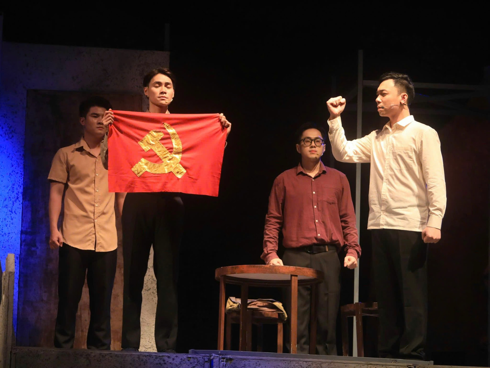 Xúc động vở nhạc kịch “Lửa từ Đất” tái hiện hành trình cách mạng của Bí thư Thành ủy Hà Nội đầu tiên- Ảnh 4.