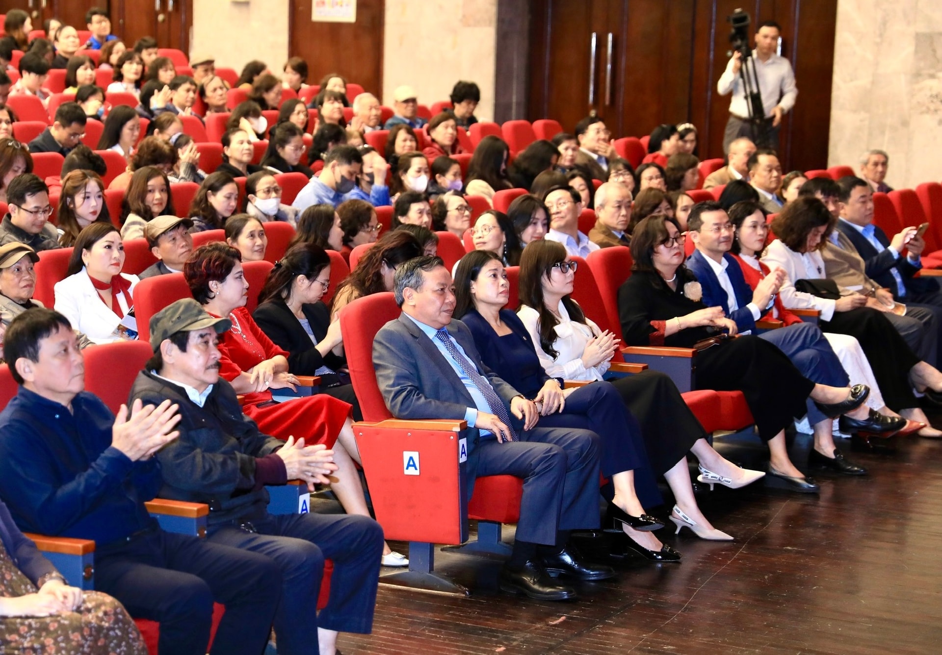 Xúc động vở nhạc kịch “Lửa từ Đất” tái hiện hành trình cách mạng của Bí thư Thành ủy Hà Nội đầu tiên- Ảnh 2.
