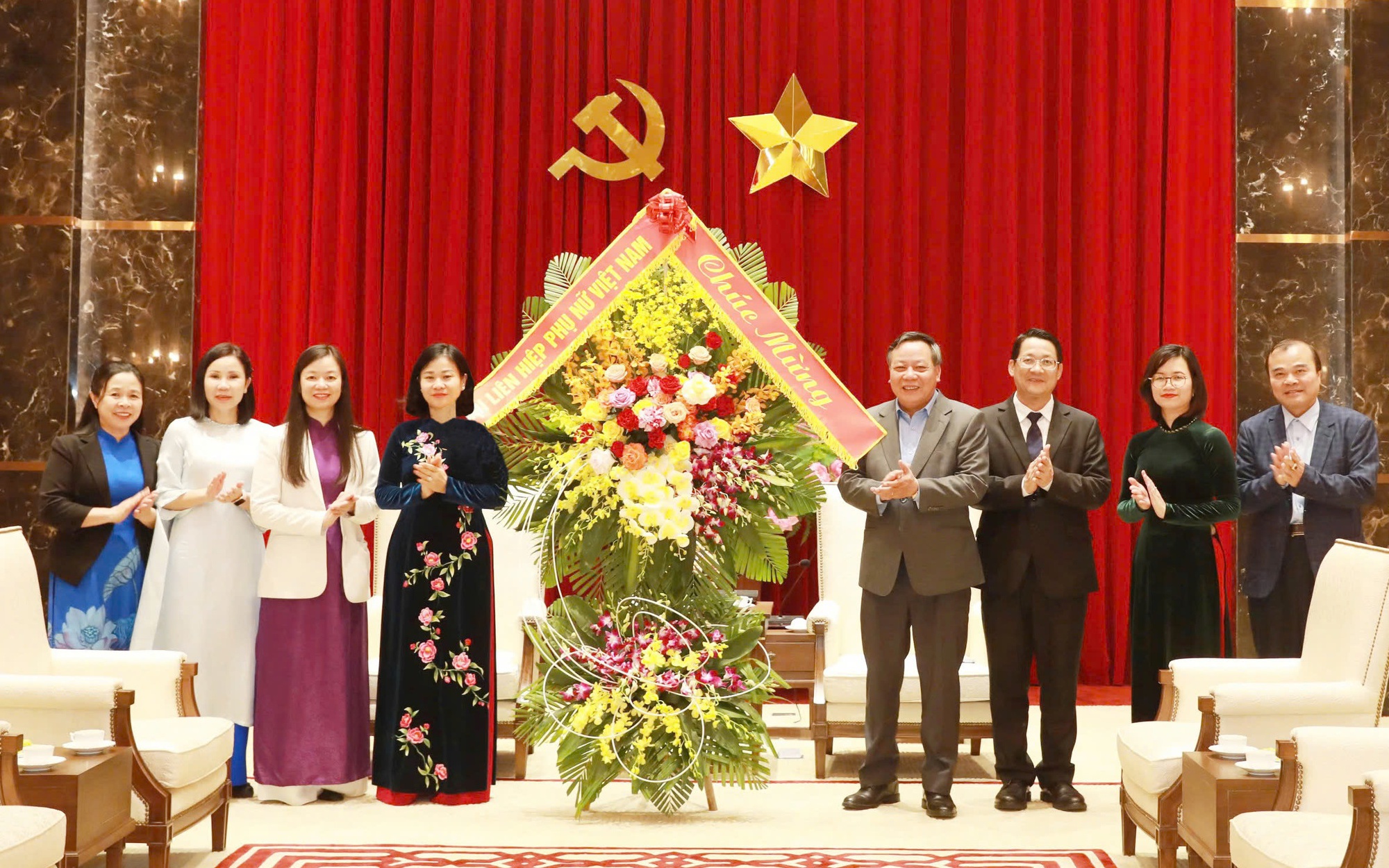 Chủ tịch Trung ương Hội LHPN Việt Nam Nguyễn Thị Tuyến tặng hoa chúc mừng Đảng bộ Thành phố