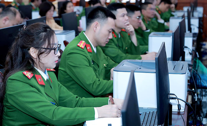 Công an thành phố Hà Nội tập huấn công tác cấp, đổi giấy phép lái xe cho Công an cấp xã- Ảnh 2.
