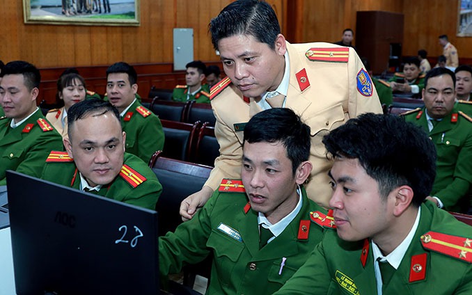 Cán bộ Đội Sát hạch, cấp giấy phép lái xe cơ giới đường bộ (Phòng CSGT - CATP Hà Nội) trực tiếp hướng dẫn các quy trình, thao tác cho CBCS Công an cấp xã