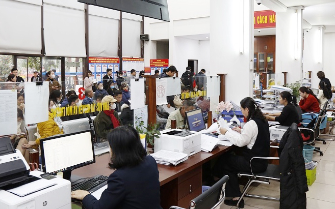 Cán bộ, công chức quận Hà Đông giải quyết thủ tục hành chính cho người dân
