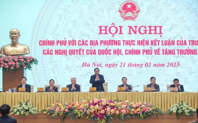 Thủ tướng Phạm Minh Chính phát biểu chỉ đạo tại Hội nghị Chính phủ với các địa phương về tăng trưởng kinh tế ngày 21/2. (Ảnh: VGP/Nhật Bắc)