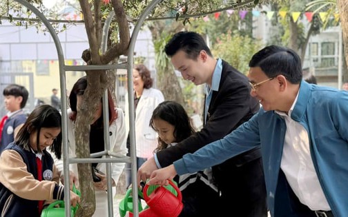 Các đại biểu cùng các học sinh chăm sóc cây xanh