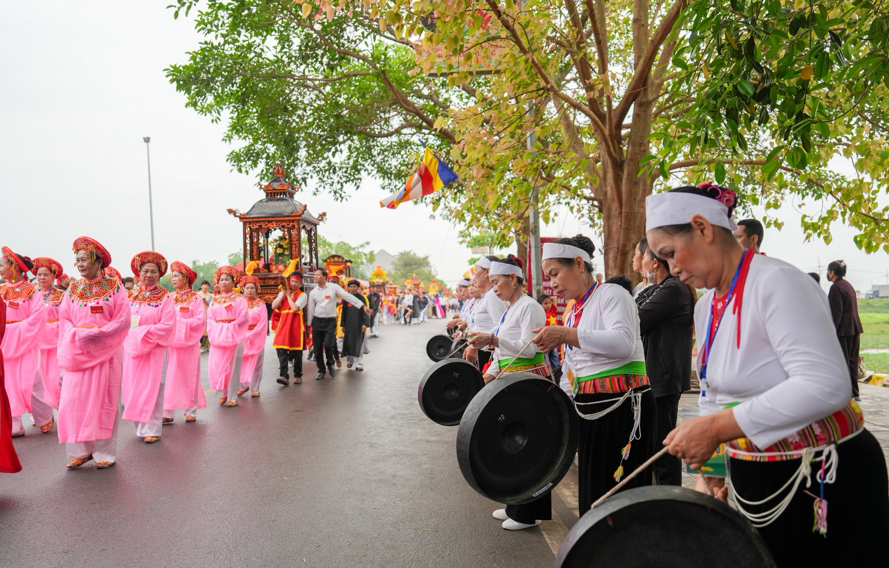 DU KHÁCH THAM QUAN CHIÊM NGƯỠNG 34 PHO TƯỢNG PHẬT GỖ QUÝ ĐƯỢC CÔNG NHẬN BẢO VẬT QUỐC GIA