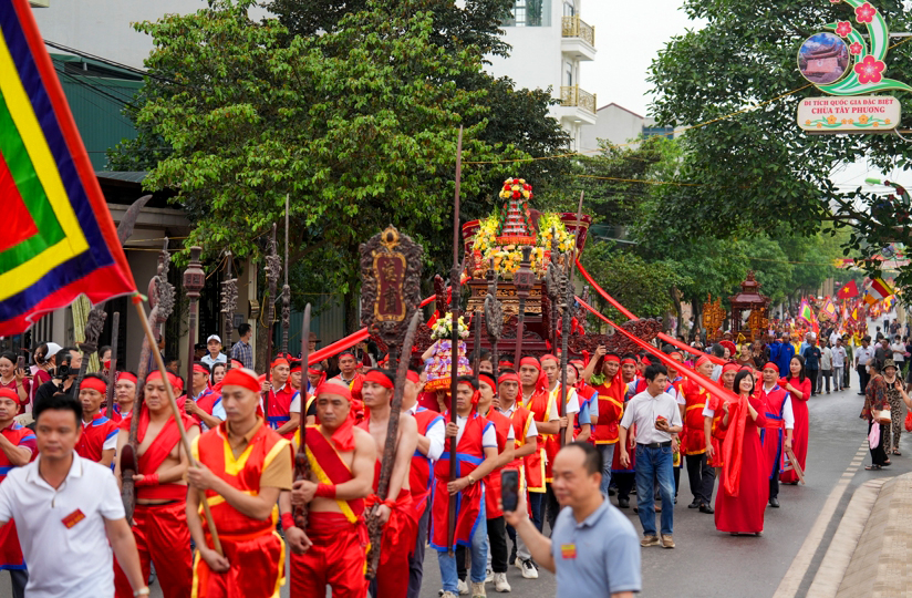 CHÙA TÂY PHƯƠNG NẰM TRÊN ĐỒI CÂU LÂU MANG VẺ ĐẸP CỔ KÍNH GIỮA NÚI RỪNG THẠCH THẤT