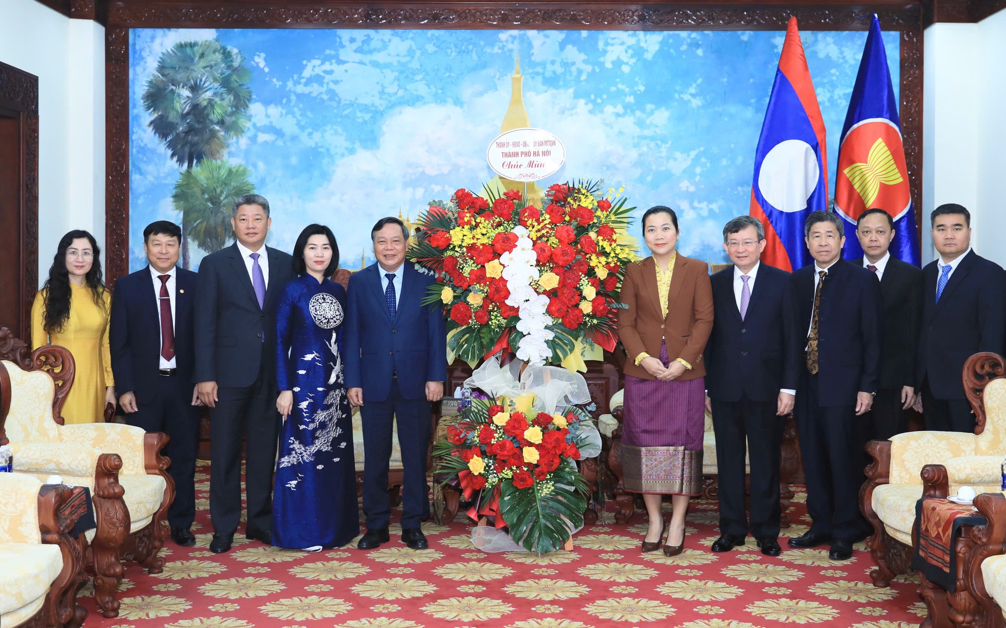 Đoàn đại biểu thành phố Hà Nội tặng hoa chúc mừng Đại sứ quán Lào tại Việt Nam

