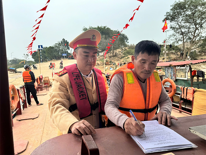 Phòng Cảnh sát giao thông Hà Nội tăng cường đảm bảo trật tự an toàn giao thông đường thủy- Ảnh 2.