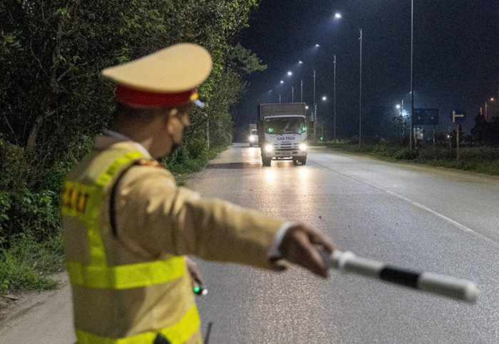 Cảnh sát giao thông Hà Nội xử lý hơn 1.400 trường hợp vi phạm quá tải, cơi nới thùng xe- Ảnh 1.