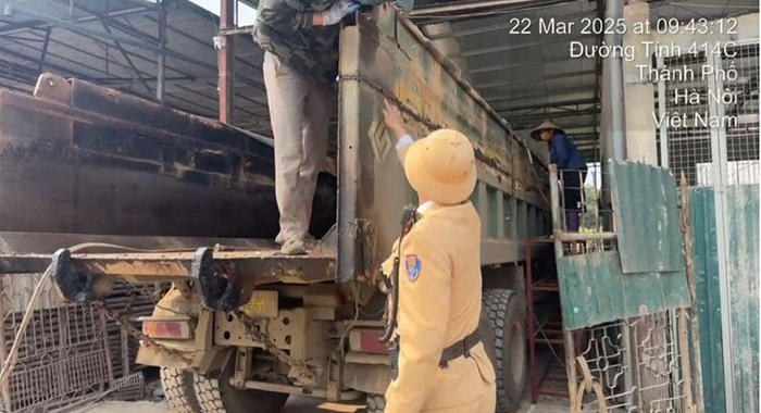 Cảnh sát giao thông Hà Nội xử lý hơn 1.400 trường hợp vi phạm quá tải, cơi nới thùng xe- Ảnh 2.