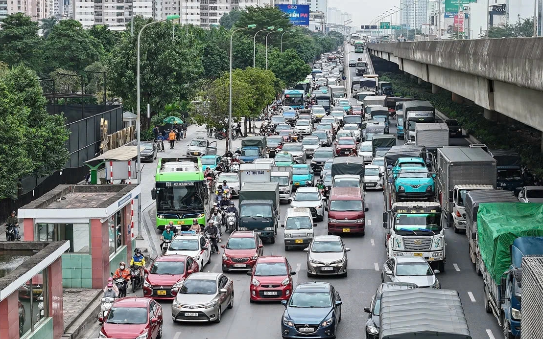 Hà Nội xén dải phân cách trên đường Khuất Duy Tiến, điều chỉnh tổ chức giao thông nhiều vị trí để giảm ùn tắc
