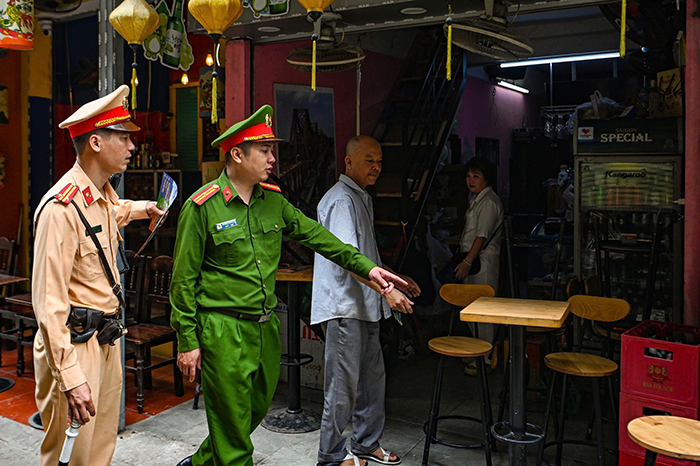 Tăng cường xử phạt, tuyên truyền bảo đảm an toàn giao thông khu vực “cà phê đường tàu”- Ảnh 2.