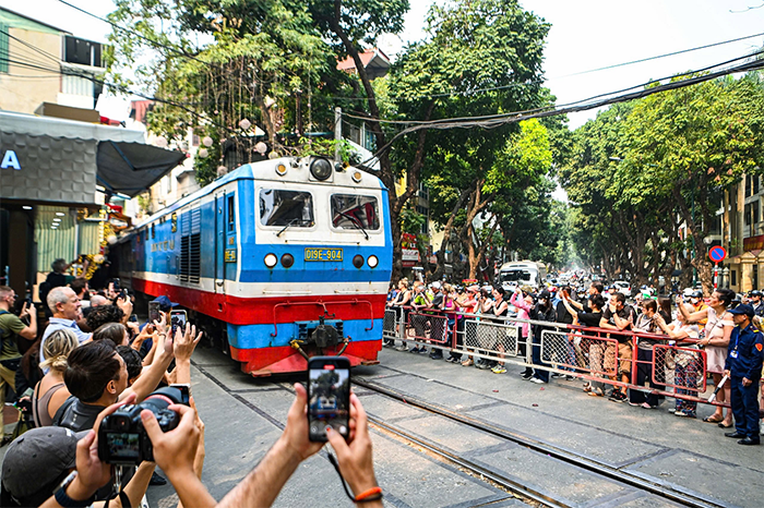 Tăng cường xử phạt, tuyên truyền bảo đảm an toàn giao thông khu vực “cà phê đường tàu”- Ảnh 1.